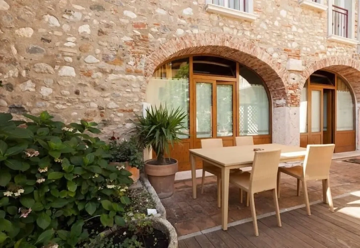 1 Bedroom Apartment with courtyard view