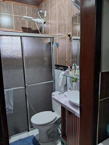 Quarto 02, cama Queen com banheiro compartilhado