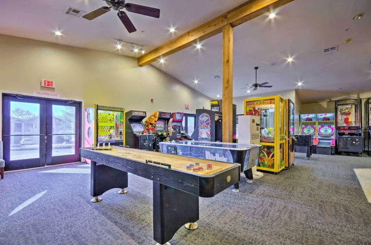 Family-friendly Condo ~ 3 Mi to Branson Landing