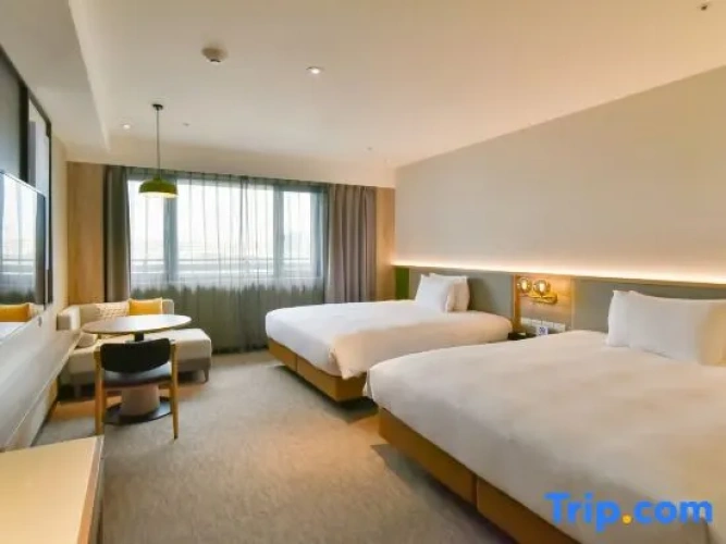 Standard Quadruple room with city view