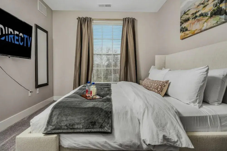 Downtown Luxury - Top Floor 2BR at Topiary Park