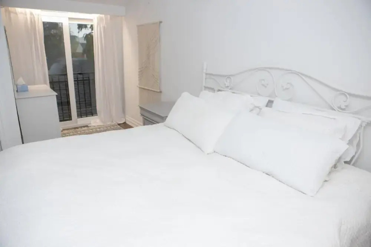Fully Private 3 Bdrm Suite - The Winchester