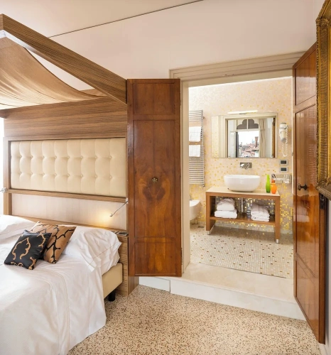 Standard Double room with balcony and with canal view