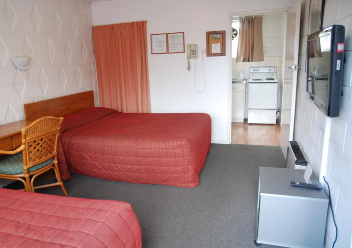 Manhattan Lodge Motel