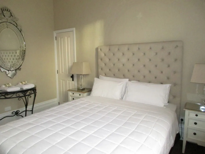 Valmai House & Motel