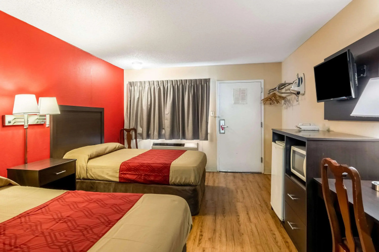 Econo Lodge East