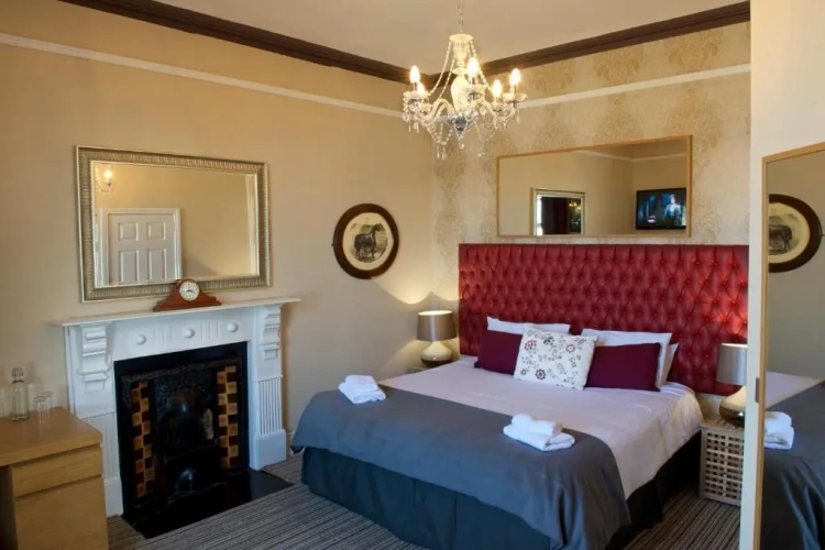 Superior Double Basement room