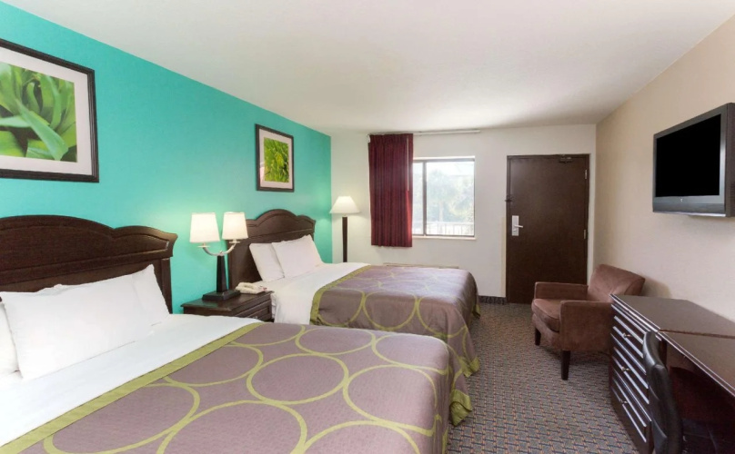 Super 8 By Wyndham Naples