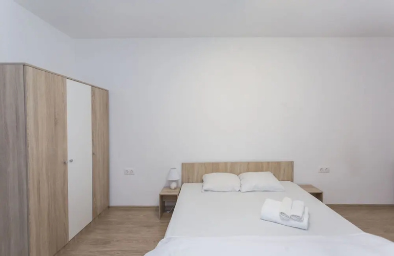 Bright 1bdr Apartment Near Center - Free Parking