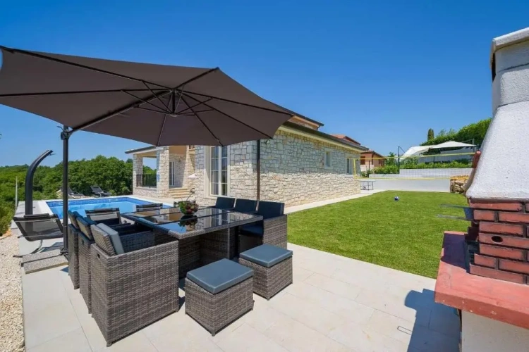 4 Bedrooms Villa
