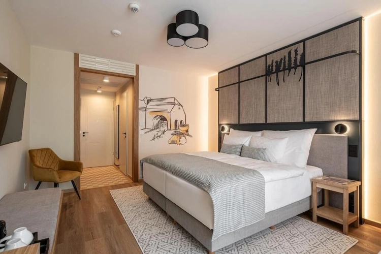 Deluxe Double room with partial view