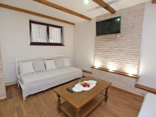 Apartment 772