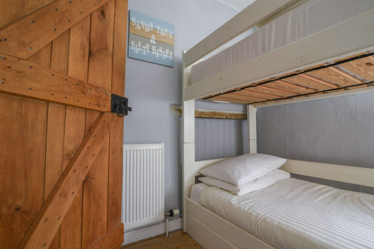 1 Dolphin Cottages