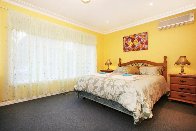 Roseland Holiday House