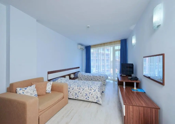 Standard Twin room with balcony and with partial sea view