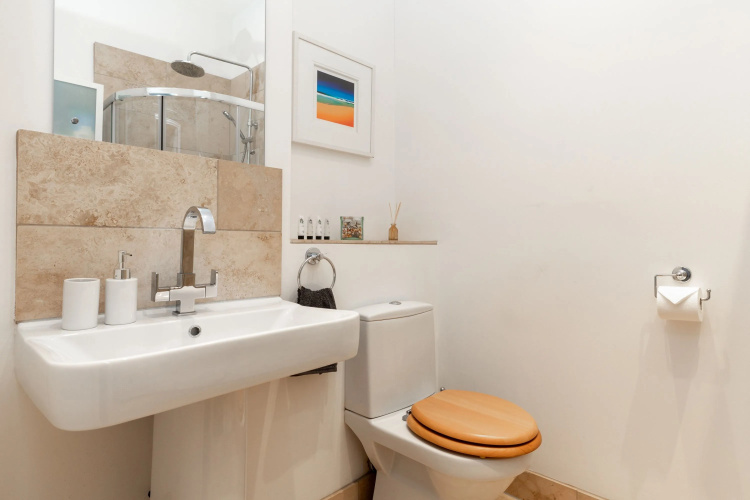 Spacious, Light-filled Period Apartment - Central Bath