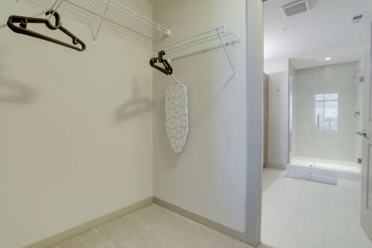 Fantastic Condo at Crystal City With Gym