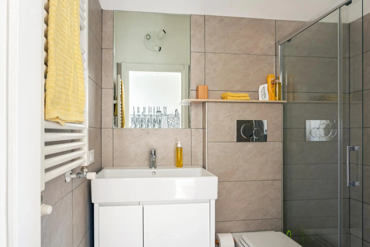 A Yellow Touch - Modern Studio in Isola Milano