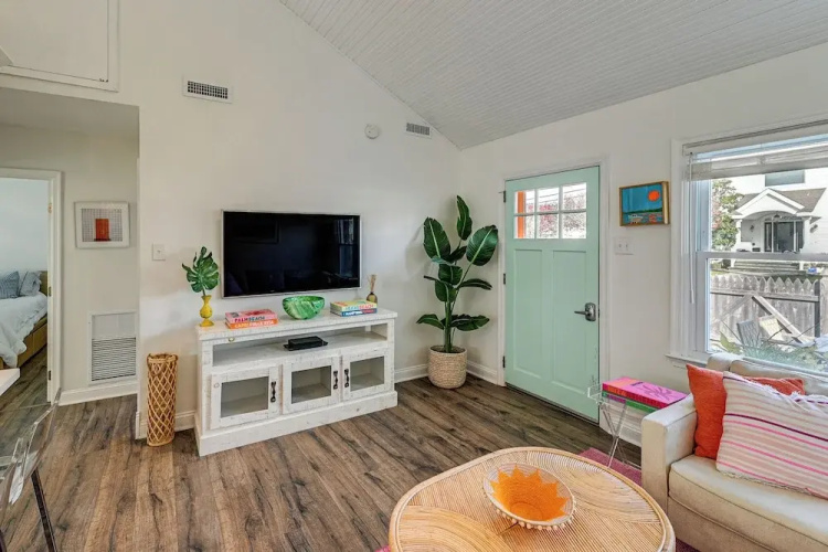 Walk to Beach & Dtwn Dining! Avalon Coastal Escape