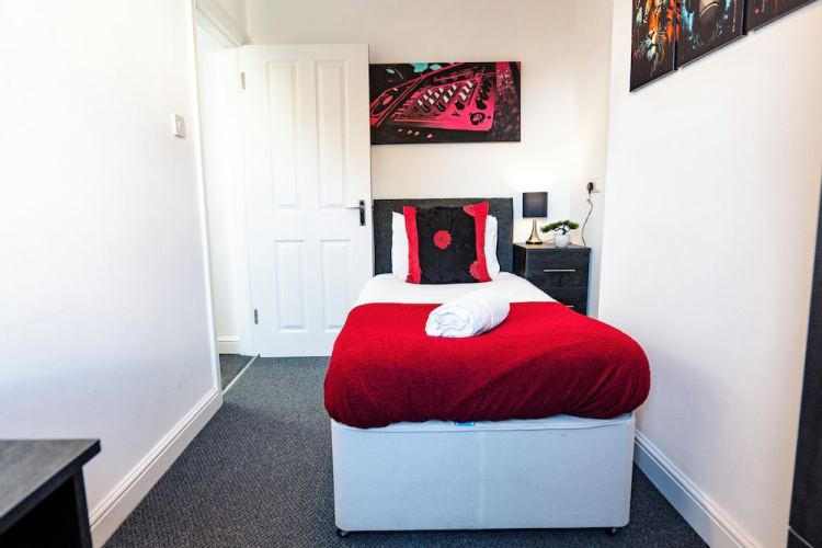 Gloucester-4 Bed Home for Work & Leisure