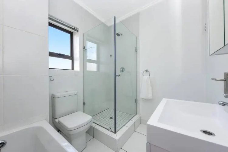 2 Bed Flat - Sleeps 4 - Pool - Garden - Parking