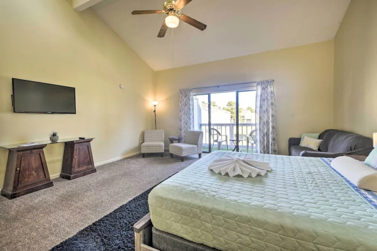 4 Mi to Cherry Grove Beach: Studio w/ Pool!