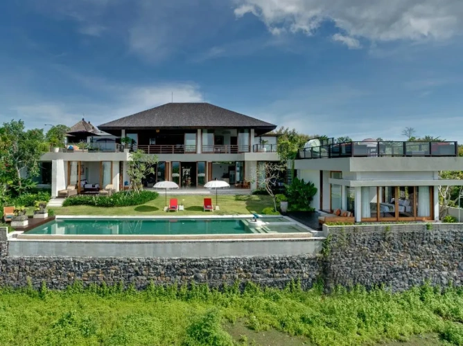 4 Bedrooms Villa