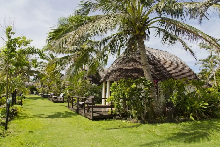 Bungalow with balcony and beachfront