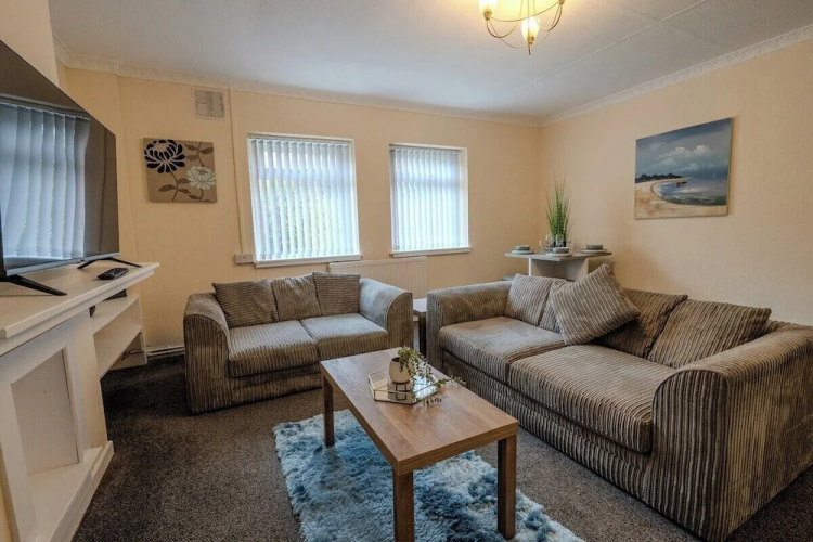 Comfortable 4-bed Home With Free Parking