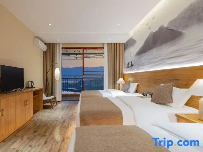 Standard Triple room with view
