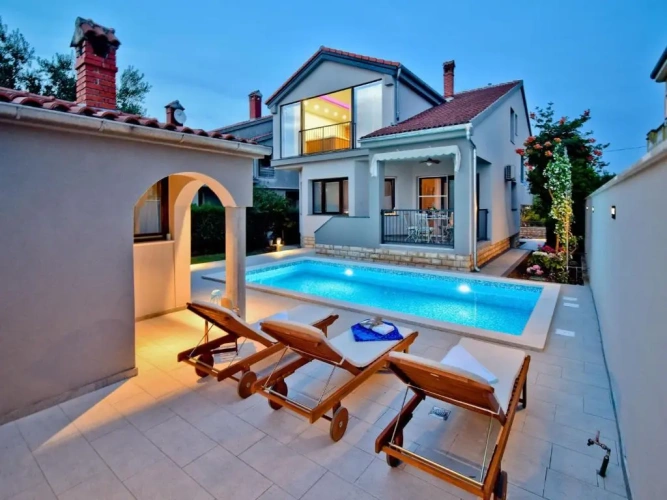 4 Bedrooms Villa with balcony