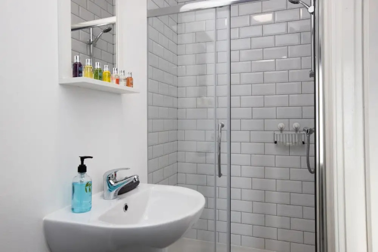 5 Eglantine Place