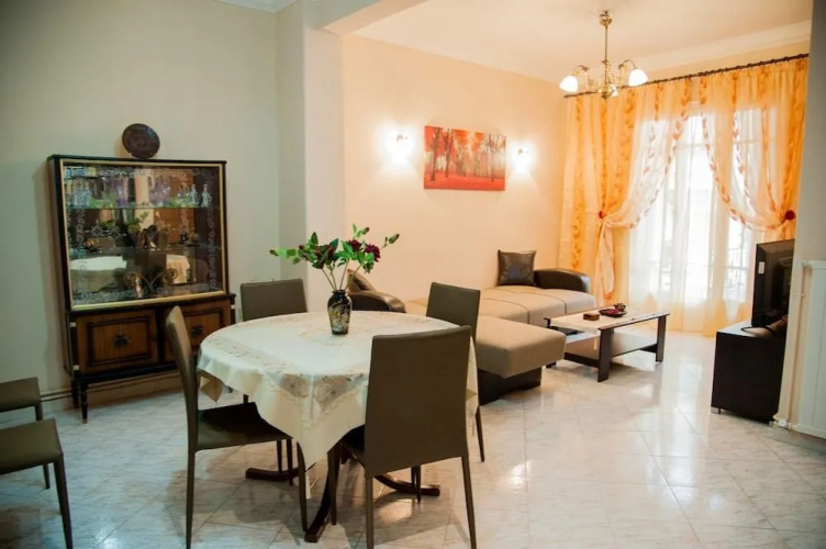 Bright Apt In Thisseio