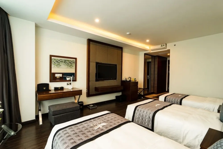 Deluxe Triple room with city view
