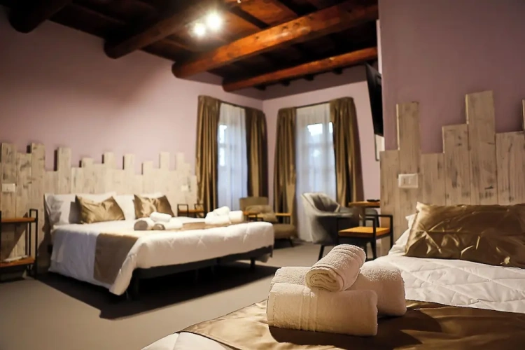 Standard Triple room with courtyard view
