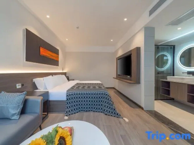 Suite with courtyard view