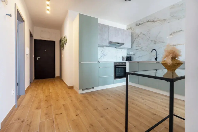 Modern apt With Balcony, 12 min Walk to the Beach