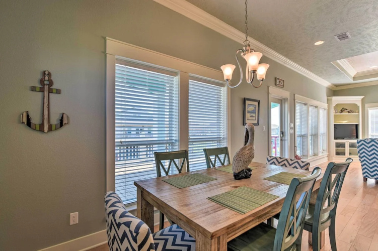 Deck & Fire Pit: Gulf Coast Gem in Crystal Beach!