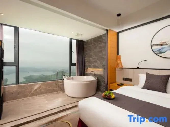 Deluxe Suite with lake view