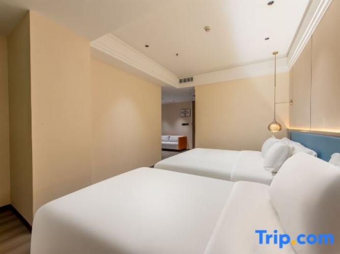 Quintuple Family Suite