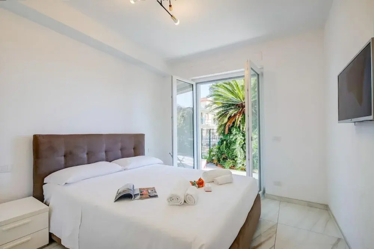 Beachy Vibes- 900m From the Beach