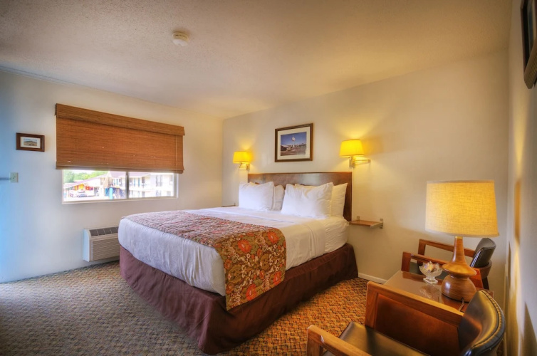 Roadrunner Lodge
