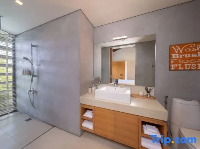 5 Bedrooms Villa
