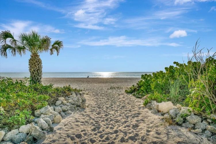 Oceanview 3B Condo w Beach Access Heated Pool