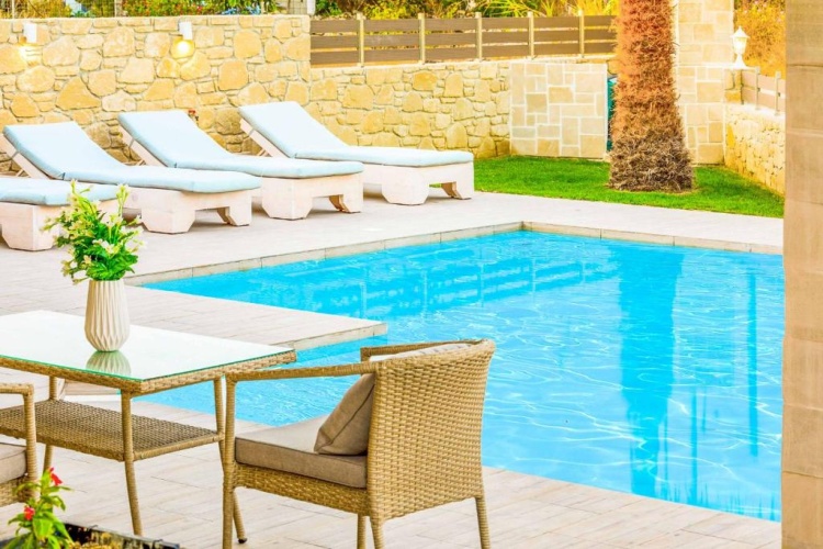 2 Bedrooms Villa