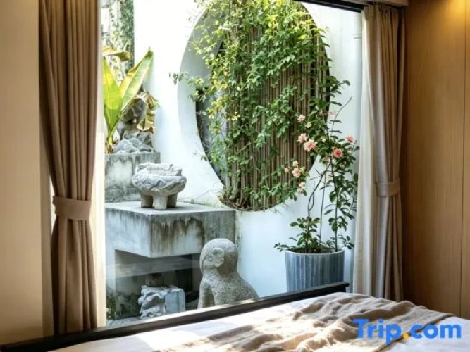 2 Bedrooms Family Suite with garden view