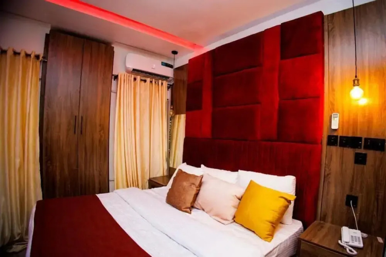 Vic & J Lounge and Hotel