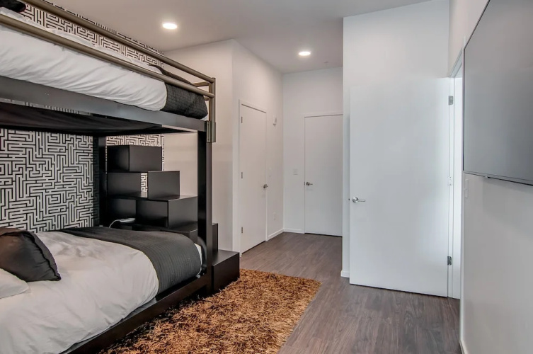 Illume All-suite Corner Unit Overlooking Pool 2 Bedroom Condo