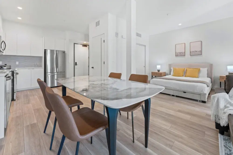 Stylish LA Studio Prime Location