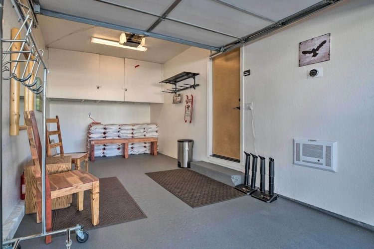 Epic Mammoth Lakes Getaway w/ Shared Pool, Hot Tub